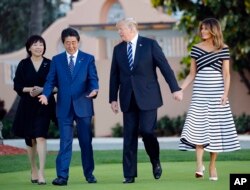 President Donald Trump didampingi ibu negara Melania Trump, menjamu PM Jepang Shinzo Abe dan istrinya, Akie Abe, di tempat Mar-a-Lago club, Palm Beach, Florida, 17 April 2018..