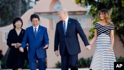 Le Premier ministre japonais Shinzo Abe et sa femme Akie Abe, et Donald Trump et Melania Trump, à Mar-a-Lago, Palm Beach, Floride, le 17 avril 2018. 