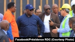 Président Félix Tshisekedi (2e G) na ministre ya Finances, Sele Yalaghuli, bazali kosolola na DC ya Safricas, David Blattner (4e D) na DG ya Offices des routes, Mutima Sakrini (1e G), na chantier moko ya Saut-de-mouton, Kinshasa, 14 février 2020. (Faceboo