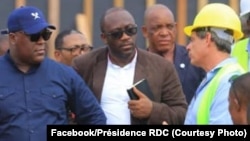 David Blattner (D) na DG ya SAFRICAS na président Félix Tshisekedi (G) elongo na ministre ya Finances, Sele Yalaghuli, bazali kosolola na chantier moko ya Saut-de-mouton, Kinshasa, 14 février 2020. (Faceboo
