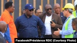 Président Félix Tshisekedi (2e G) na ministre ya Finances, Sele Yalaghuli, bazali kosolola na DC ya Safricas, David Blattner (4e D) na DG ya Offices des routes, Mutima Sakrini (1e G), na chantier moko ya Saut-de-mouton, Kinshasa, 14 février 2020. (Faceboo