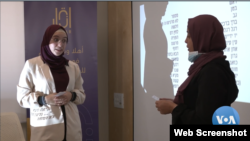 Sundus Tawil (kiri), sukarelawan pengajar di LSM Lissan, tengah mengajar bahasa Ibrani untuk perempuan Palestina di Yerusalem. (VOA Video)