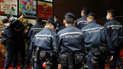 Cảnh sát tập trung bên ngoài toà nhà của Stand News sau khi bắt giữ 6 người vào ngày 29/12/2021.