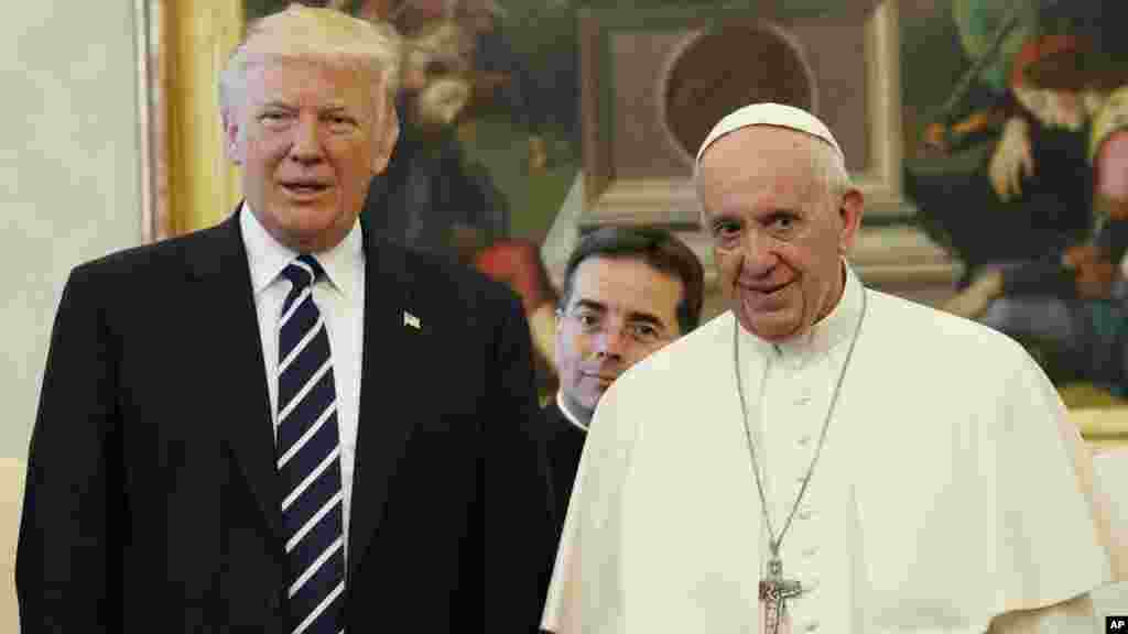 Shugaban kasar Amurka Donald Trump ya gana da paparoma Francis a Fadar Vatican inda suka tattauna akan lamura domin kawo zaman lafiya a fädin Duniya, ranar Laraba 24 ga watan Mayu shekarar 2017. &nbsp;