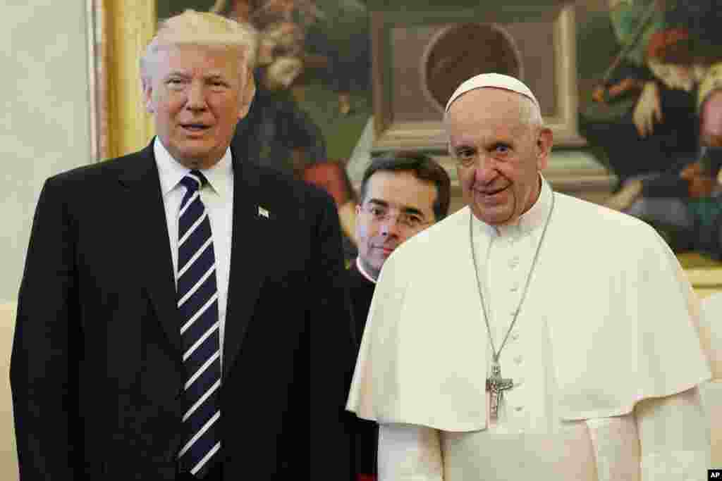 Lors de son passage en Europe, le président Donald Trump et sa famille ont rencontré le Pape au Vatican, le 24 mai 2017.