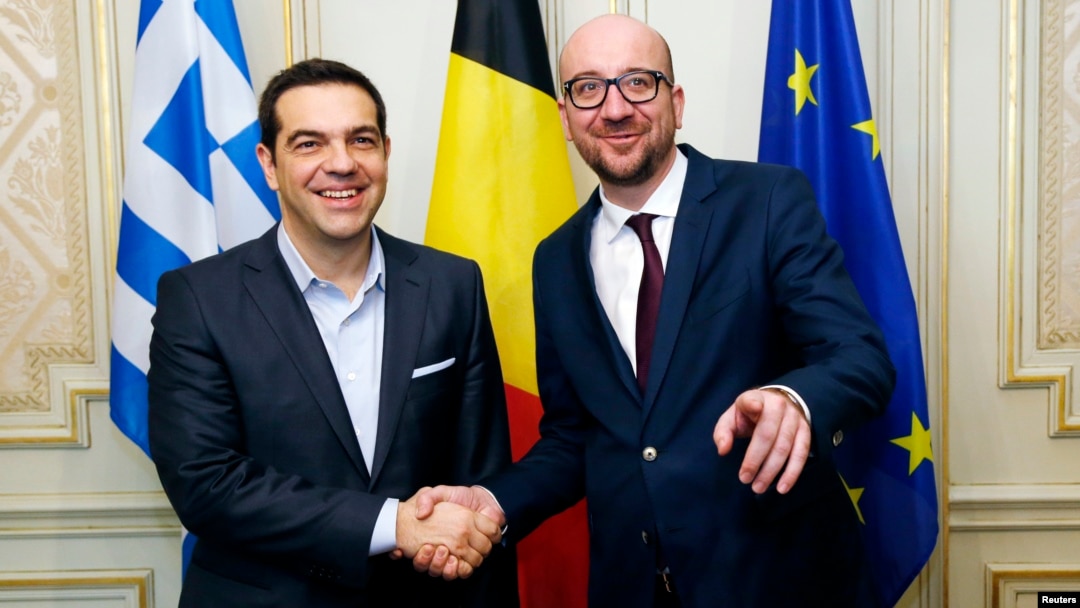 PM Yunani Alexis Tsipras (kiri) bersalaman dengan PM Belgia Charles Michel sebelum pertemuan di Brussels, Kamis (12/2). 