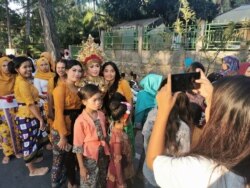 Seorang pengantin perempuan berfoto saat prosesi pernikahan di Lombok, 10 Oktoer 2019. (Foto: Beh Lih Yi/Thomson Reuters Foundation)