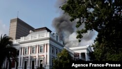 Vatra na krovu zgrade parlamenta u Cape Townu.