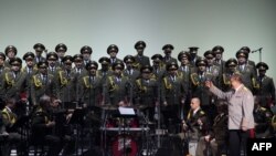 Les choeurs de l'Armée Rouge arrivent sur scène au Palais des sports de Paris, le 23 octobre 2015.