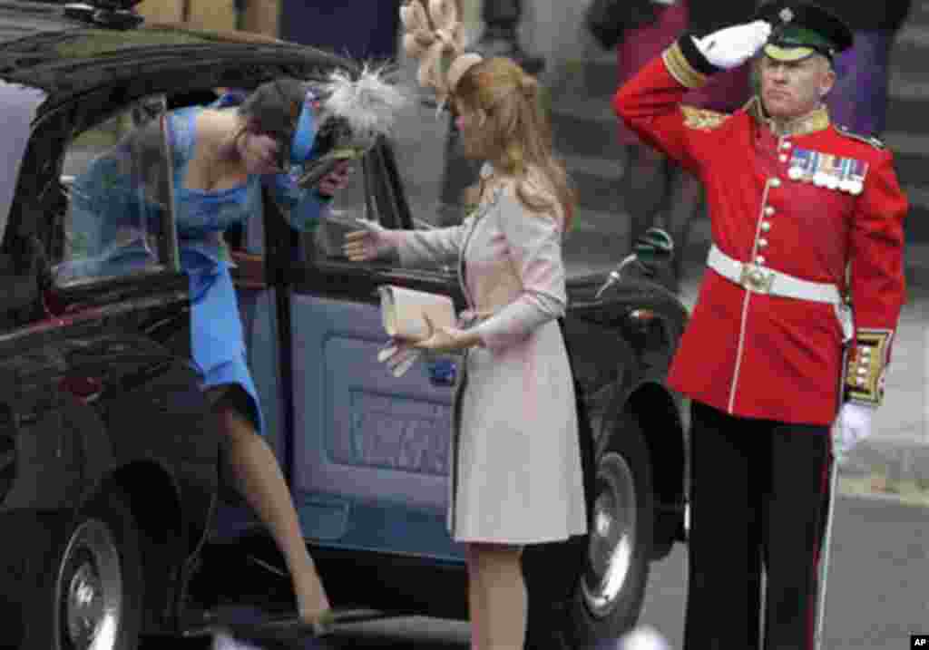 Британските принцези Беатрис и Јуџини пристигаат на венчавката. (AP Photo/Gero Breloer)