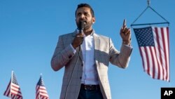 Kaş Patel kampaniya nümayişində çıxış edir. Minden, Nevada. 8 oktyabr, 2024. 