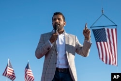 Kash Patel, mantan kepala staf Menteri Pertahanan Christopher Miller, berpidato di Minden, Nevada, 8 Oktober 2022. (Foto: AP)