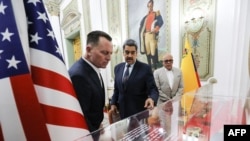 ARCHIVO - Fotografía distribuida por la Presidencia de Venezuela que muestra al gobernante Nicolás Maduro conversando con Richard Grenell, enviado especial del presidente de EEUU, Donald Trump, en el Palacio de Miraflores en Caracas el 31 de enero de 2025.