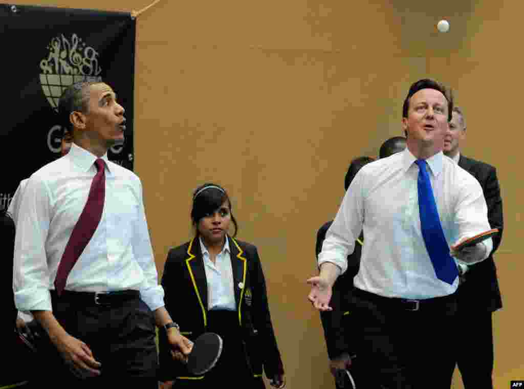 24/5: Tổng thống Obama và Thủ tướng Anh David Cameron chơi bóng bàn tại trường Globe, phía nam London. (AP Photo)