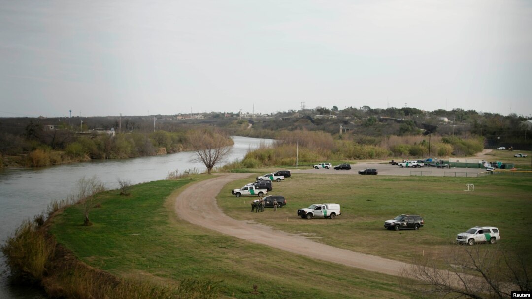 Mobil patroli perbatasan AS terlihat melalui pagar jembatan yang menghubungkan Eagle Pass, Texas, dengan Piedras Negras, Meksiko, dekat tepi Rio Bravo, dari Piedras Negras, Meksiko, 7 Februari 2019. (Foto: dok).