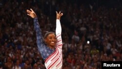 Simone Biles de Estados Unidos reacciona después de su actuación en el salto de potro en los Juegos Olímpicos de París 2024, el 30 de julio de 2024.