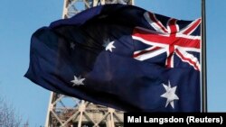 Bendera Kedutaan Besar Australia berkibar di dekat Menara Eiffel di Paris, 13 Maret 2016. (Foto: REUTERS/Mal Langsdon)