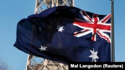 Bendera Kedutaan Besar Australia berkibar di dekat Menara Eiffel di Paris, 13 Maret 2016. (Foto: REUTERS/Mal Langsdon)