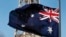 Bendera Kedutaan Besar Australia berkibar di dekat Menara Eiffel di Paris, 13 Maret 2016. (Foto: REUTERS/Mal Langsdon)