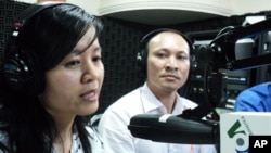 Diep Sovannaroth, left, a program assistant for UN Volunteers, and Chhuon Thavrith, right, a former volunteer at UN Volunteers who now works for UNDP, were our guests on 'Hello VOA' on Monday.