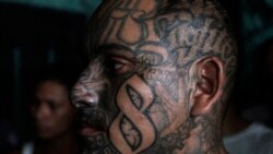 Foto de archivo de un miembro de la pandilla Barrio 18 en El Salvador. Este grupo disputa el control de territorios con la pandilla rival y su lucha ha causado miles de muertos.