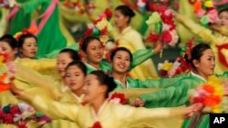 지난 2010년 북한 노동당 집권 65주년 기념일에 평양에서 열린 아리랑 집단체조에서 북한 무용수들이 춤을 추고 있다.