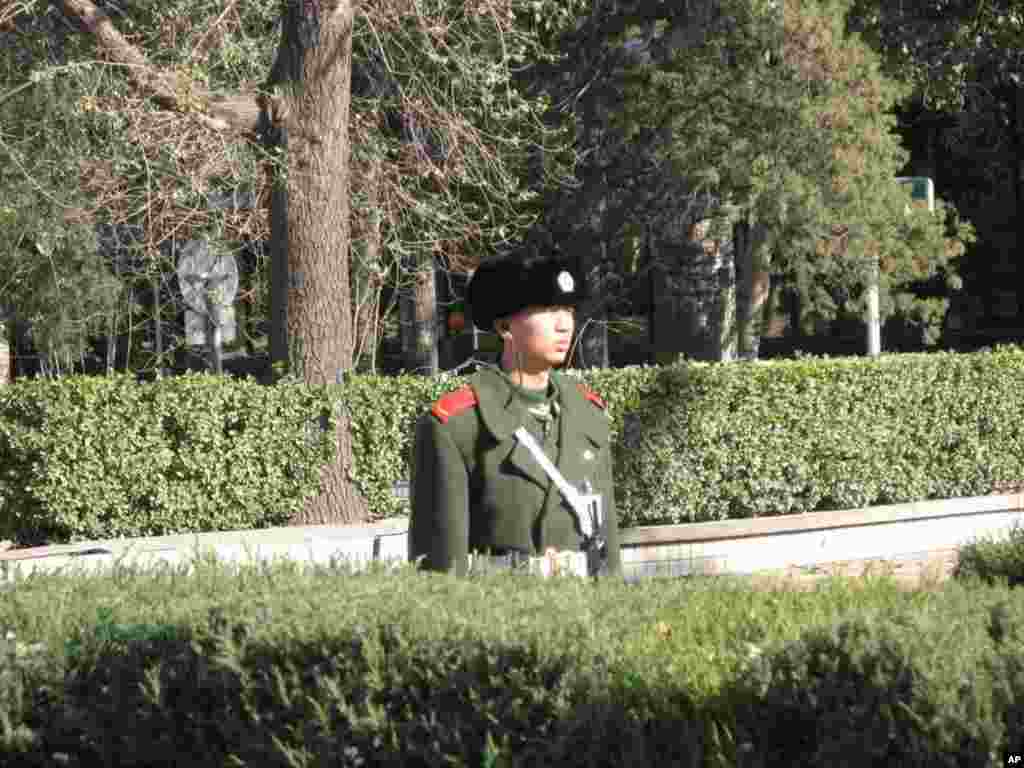 武警在周边地区站岗