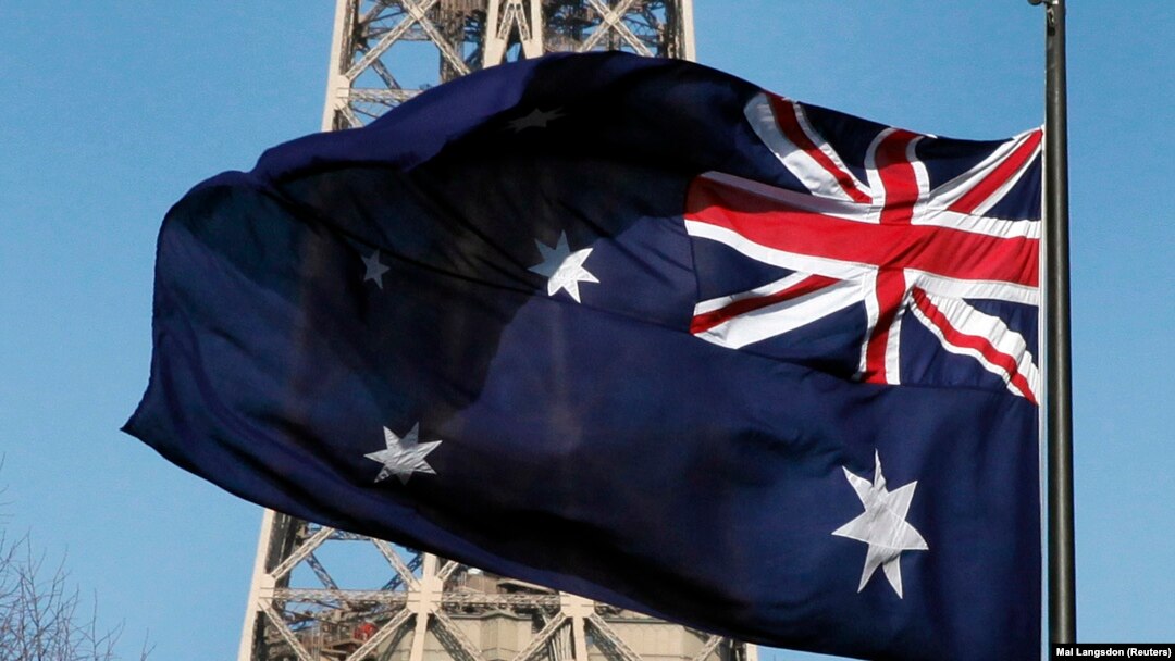 Bendera Kedutaan Besar Australia berkibar di dekat Menara Eiffel di Paris, 13 Maret 2016. (Foto: REUTERS/Mal Langsdon)