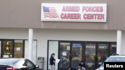 Age FBI sedan menyelidiki lokasi penembakan di Armed Forces Career Center, Chattanooga, Tennessee (16/7).