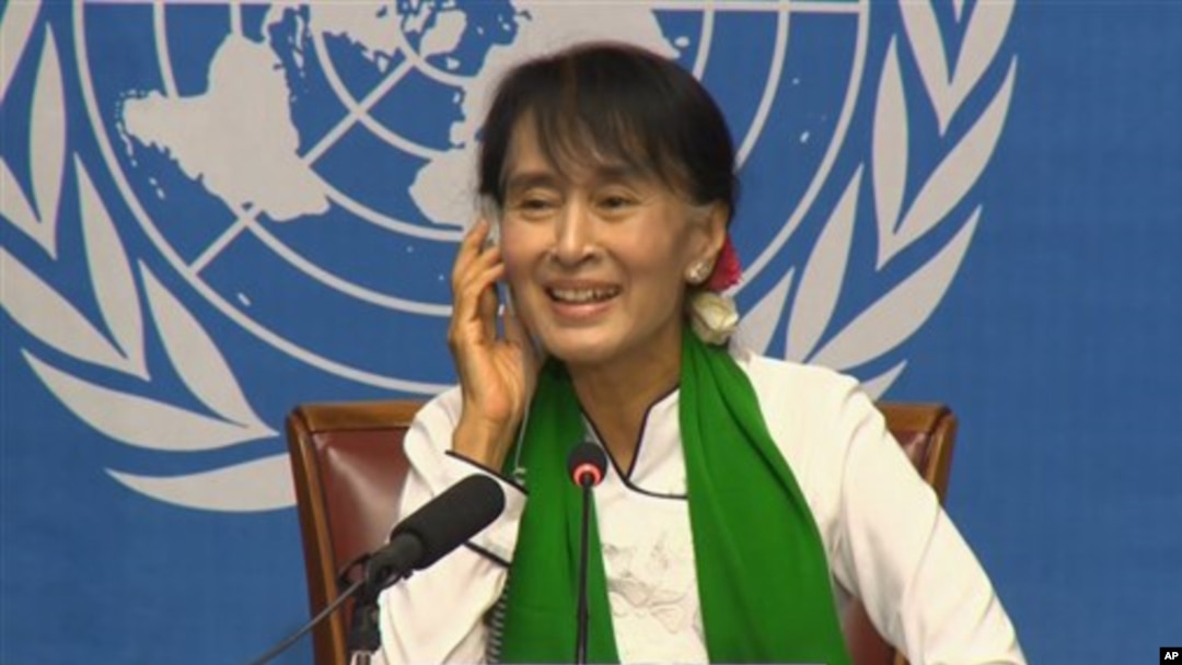 Tokoh pemimpin oposisi Burma, Aung San Suu Kyi dalam konferensi pers pertemuan tahunan Organisasi Buruh Internasional (ILO) di Jenewa, Swiss (14/6).