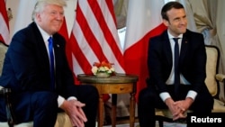 Les présidents français et américain, Emmanuel Macron et Donald Trump, lors du sommet de l'Otan à Bruxelles, en Belgique, le 25 mai 2017.