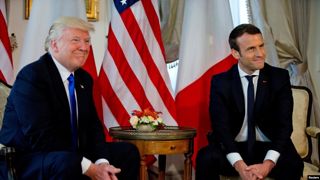 Tổng thống Pháp Macron (phải) và Tổng thống Mỹ Trump, tại hội nghị thượng đỉnh NATO ở Bruxelles, Bỉ, ngày 25/5/2017.