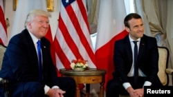 Tổng thống Pháp Macron (phải) và Tổng thống Mỹ Trump, tại hội nghị thượng đỉnh NATO ở Bruxelles, Bỉ, ngày 25/5/2017.