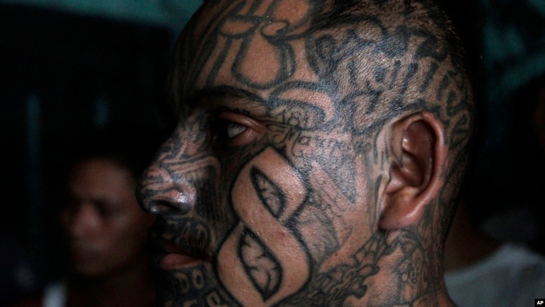 Un pandillero de la Mara 18 asiste a una conferencia de prensa de sus líderes en una cárcel de Quezatepeque, El Salvador, el miércoles 2 de mayo de 2012.