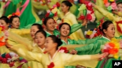 지난 2010년 북한 노동당 집권 65주년 기념일에 평양에서 열린 아리랑 집단체조에서 북한 무용수들이 춤을 추고 있다. (자료사진)