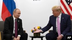 Predsednik Rusije Vladimir Putin i predsednik SAD Donald Tramp na sastanku u Osaki