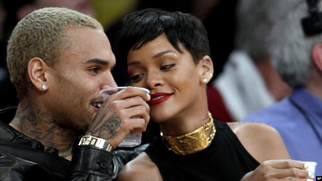 Pasangan penyanyi Chris Brown dan Rihanna saat menonton pertandingan bola basket NBA di Los Angeles, Desember 2012. (AP/Alex Gallardo)