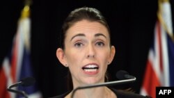 新西兰总理阿德恩2019年3月8日在惠灵顿的记者会上回答问题。