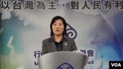 台湾行政院陆委会发言人吴美红3月7日在记者会上(美国之音申华拍摄)