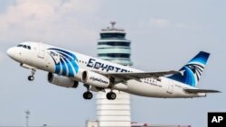 រូបឯកសារ​៖ យន្តហោះ Airbus A320 របស់​ក្រុមហ៊ុនអាកាសចរ​ EgyptAir ពេល​ហោះ​ឡើង។ ជើង​យន្តហោះ​ពី​ក្រុង​គែរ​ទៅ​ក្រុង​ប៉េកាំង​បង្ខំ​ចិត្តចុះ​ចត​ជាបន្ទាន់​ក្នុងប្រទេស​អ៊ូសបេគីស្ថាន ។