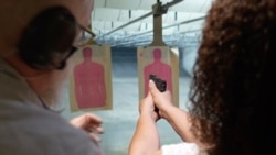 Dalam gambar yang diambil dari video pada 21 Agustus 2021 ini, Valerie Rupert sedang diberi petunjuk tentang cara yang tepat untuk menggunakan senjata api di toko Recoil Firearms di Taylor, Michigan. (Carlos Osorio/AP)