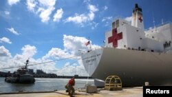 Kapal rumah sakit AL Amerika Serikat berlabuh saat mengevakuasi pangkalan Angkatan Laut Norfolk dalam persiapan menghadapi Badai Florence di Norfolk, Virginia, 11 September 2018.