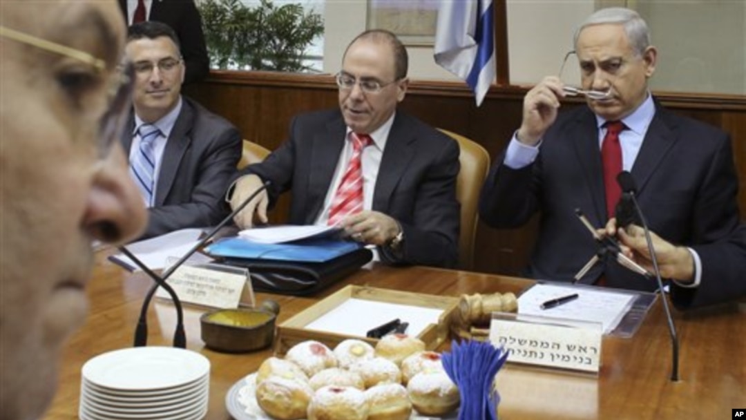 Perdana Menteri Israel Benjamin Netanyahu (paling kanan) menuduh pemimpin Hamas serukan penghancuran Israel pada rapat akbar Sabtu di Gaza. (Foto: AP/Ammar Awad)