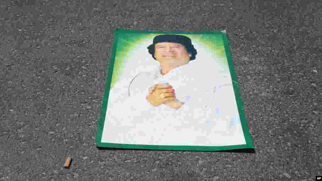 A rare, unripped poster of Moammar Gadhafi on the streets of Tripoli, August 27, 2011 (VOA - E. Arrott)