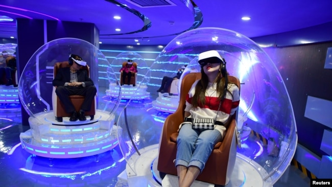 2019年3月北京電影觀眾頭戴虛擬現實頭盔觀看電影。