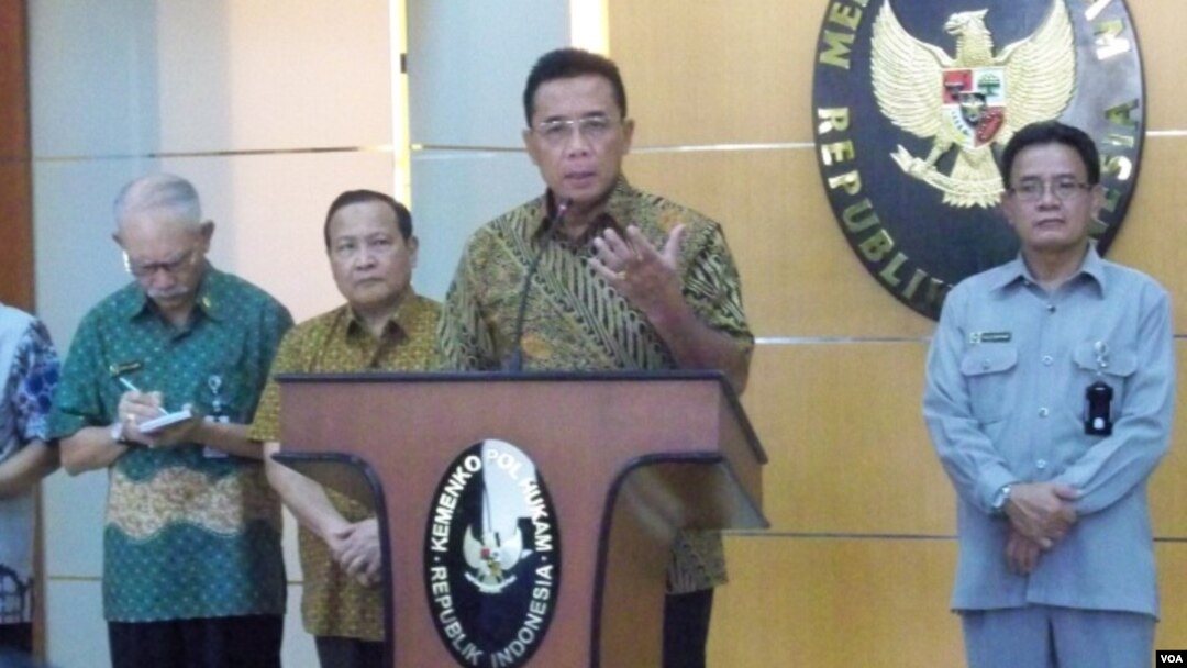 Menko Polhukam RI Djoko Suyanto dalam konferensi persnya hari Sabtu (4/8) di Jakarta mendesak kedua institusi penegak hukum, KPK dan Polri agar lebih bersinergi mejalankan tugas fungsinya (foto: Budi Nahaba). 