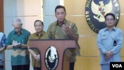 Menko Polhukam RI Djoko Suyanto dalam konferensi persnya hari Sabtu (4/8) di Jakarta mendesak kedua institusi penegak hukum, KPK dan Polri agar lebih bersinergi mejalankan tugas fungsinya (foto: Budi Nahaba). 