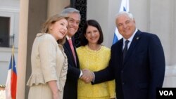 Piñera, junto a la primera dama, Cecilia Morel, recibieron en el Palacio de La Moneda al jefe de Estado de Panamá, Ricardo Martinelli, y a su esposa, Marta Linares.