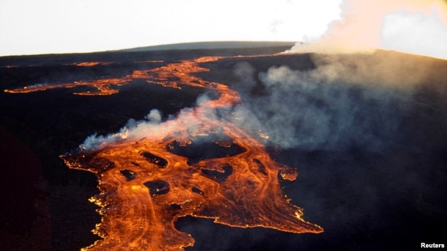 FILE PHOTO: The Mauna Loa volcano on the island of Hawaii is shown in this March 25, 1984 handout photo provided by the U.S. Geological Survey, and released to Reuters on June 19, 2014. U.S. Geological Survey/Handout via Reuters