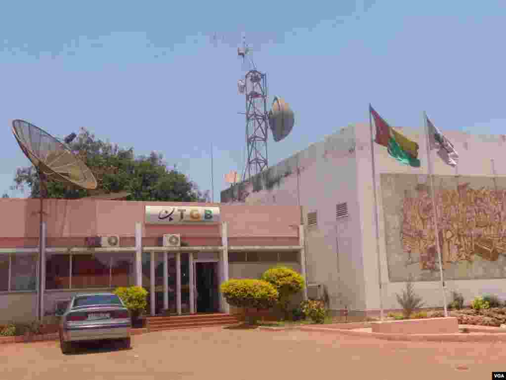 A comunicação social estatal esteve de greve até 7 de Abril, sem cobrir muitos dos momentos importantes da campanha. Estação de Televisão da Guiné-Bissau - Eleições 13 de Abril 2014